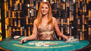 မြန်မာ ကစားသမား မိုဘိုင်းဖြင့် 786 slots ငွေသွင်းနေသောပုံ